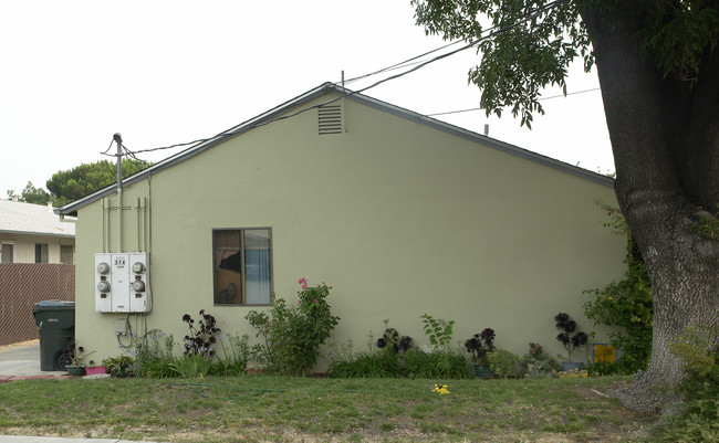 314 Lawton St in Antioch, CA - Foto de edificio - Building Photo