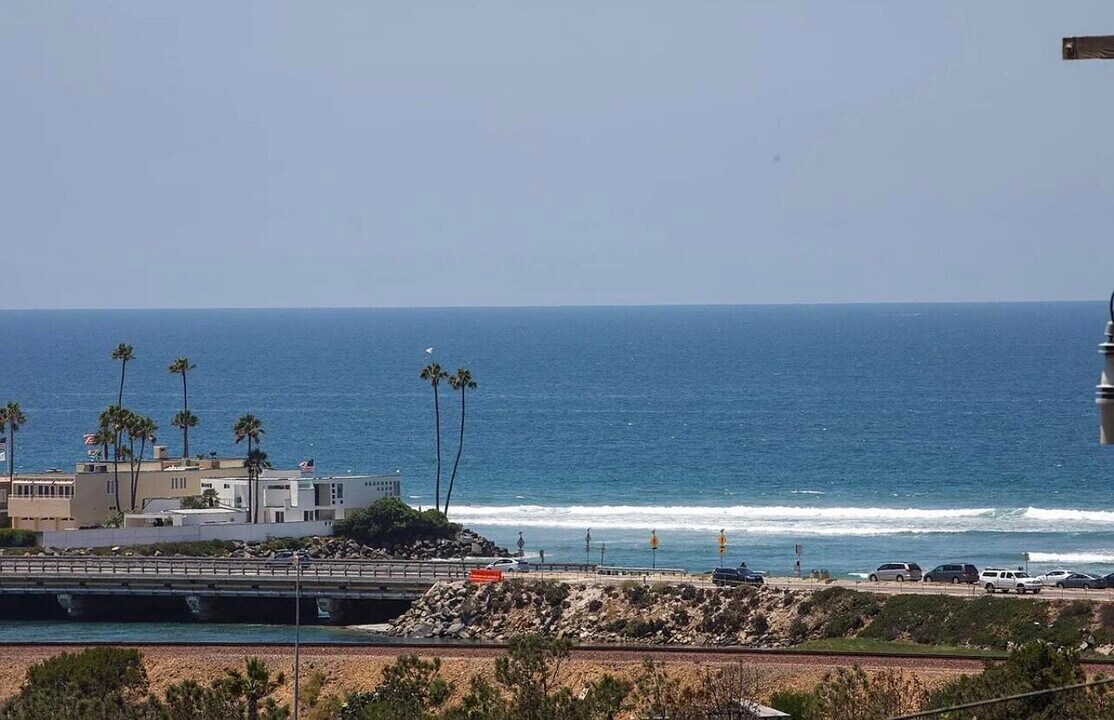 239 Turf View Dr in Solana Beach, CA - Building Photo