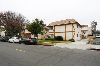 121 W Maple St in Glendale, CA - Foto de edificio - Building Photo