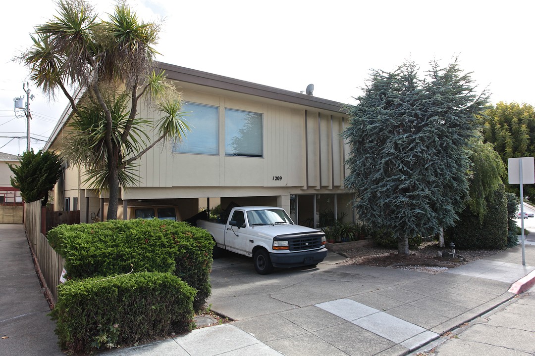 1209 W Hillsdale Blvd in San Mateo, CA - Building Photo