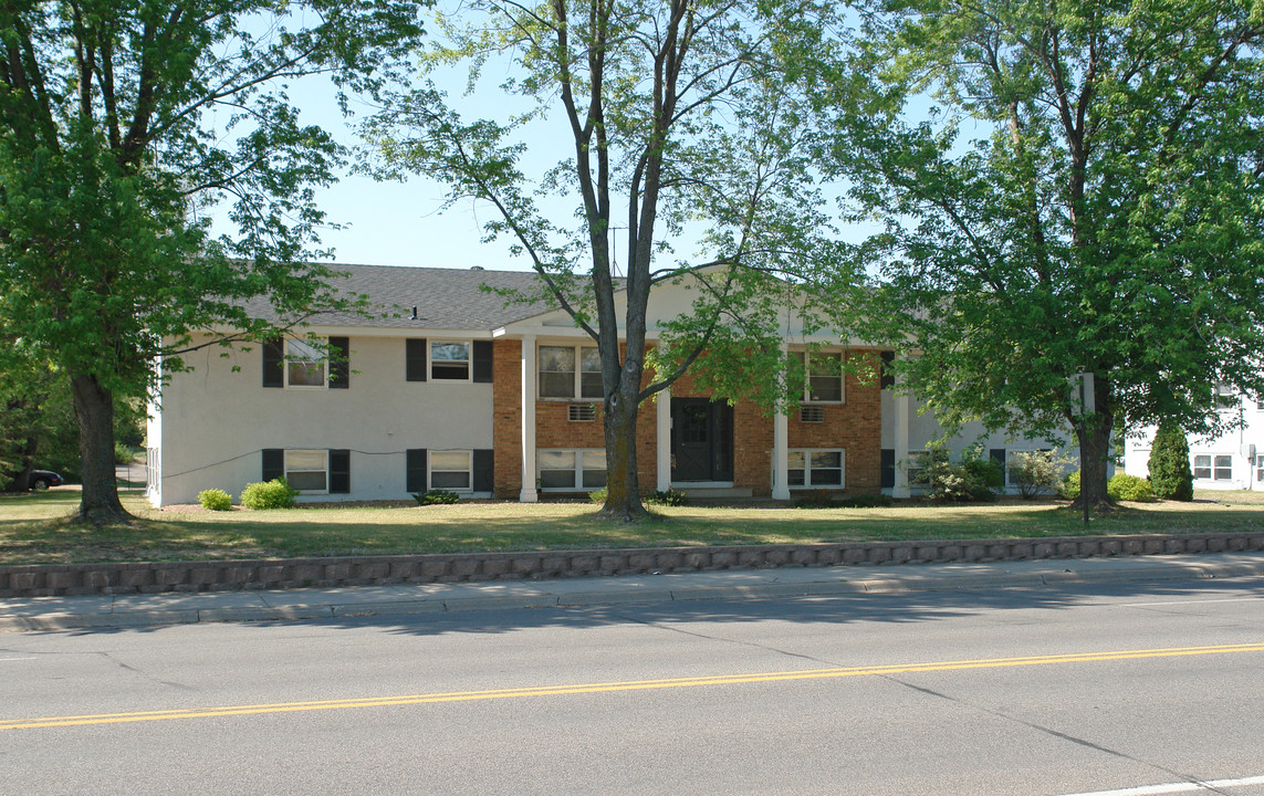 1175 School St NW in Elk River, MN - Building Photo