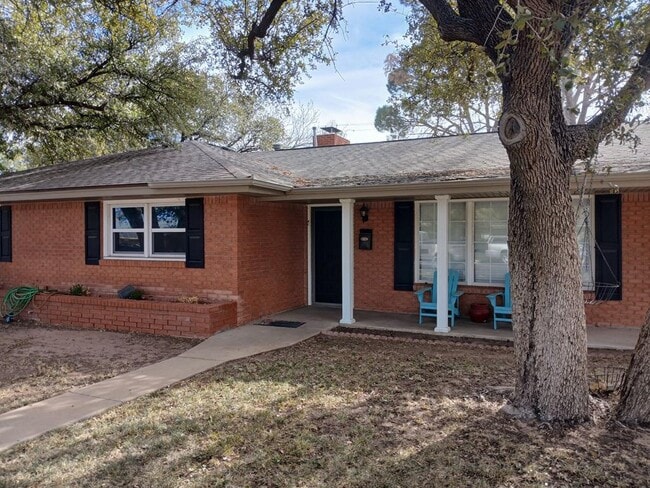 property at 2905 Douglas Dr