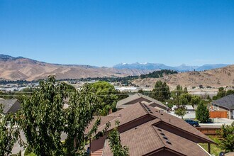 3950 NE Vista del Rey Dr in East Wenatchee, WA - Building Photo - Building Photo