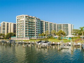 670 Island Way in Clearwater, FL - Building Photo