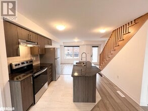 103 Fairlane Ave in Barrie, ON - Building Photo - Building Photo