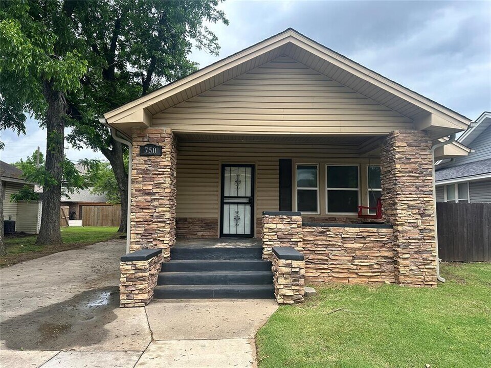 750 Jenkins Ave in Norman, OK - Building Photo