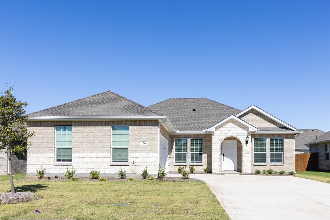 166 Bowling Grn Ave. in Red Oak, TX - Foto de edificio