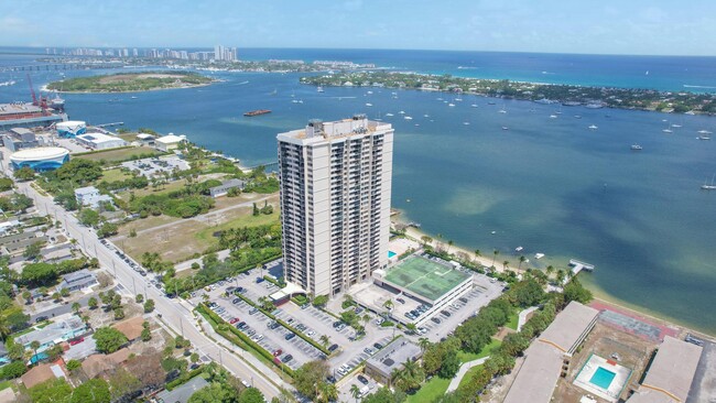 5600 N Flagler Dr in West Palm Beach, FL - Building Photo - Building Photo