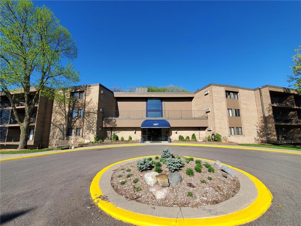 5697 Green Cir Dr in Hopkins, MN - Building Photo
