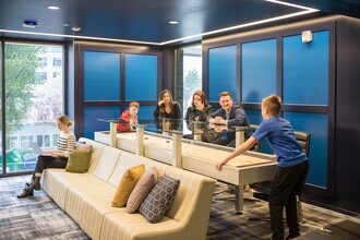 Heron Flats & Lofts in Redmond, WA - Foto de edificio - Building Photo