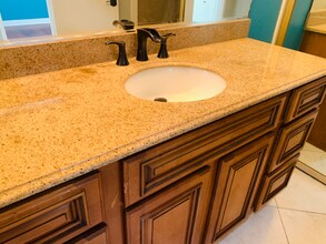 1040 W MacArthur Blvd in Santa Ana, CA - Building Photo - Building Photo