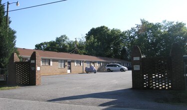 Oakcrest Apartments in Greenville, SC - Building Photo - Building Photo