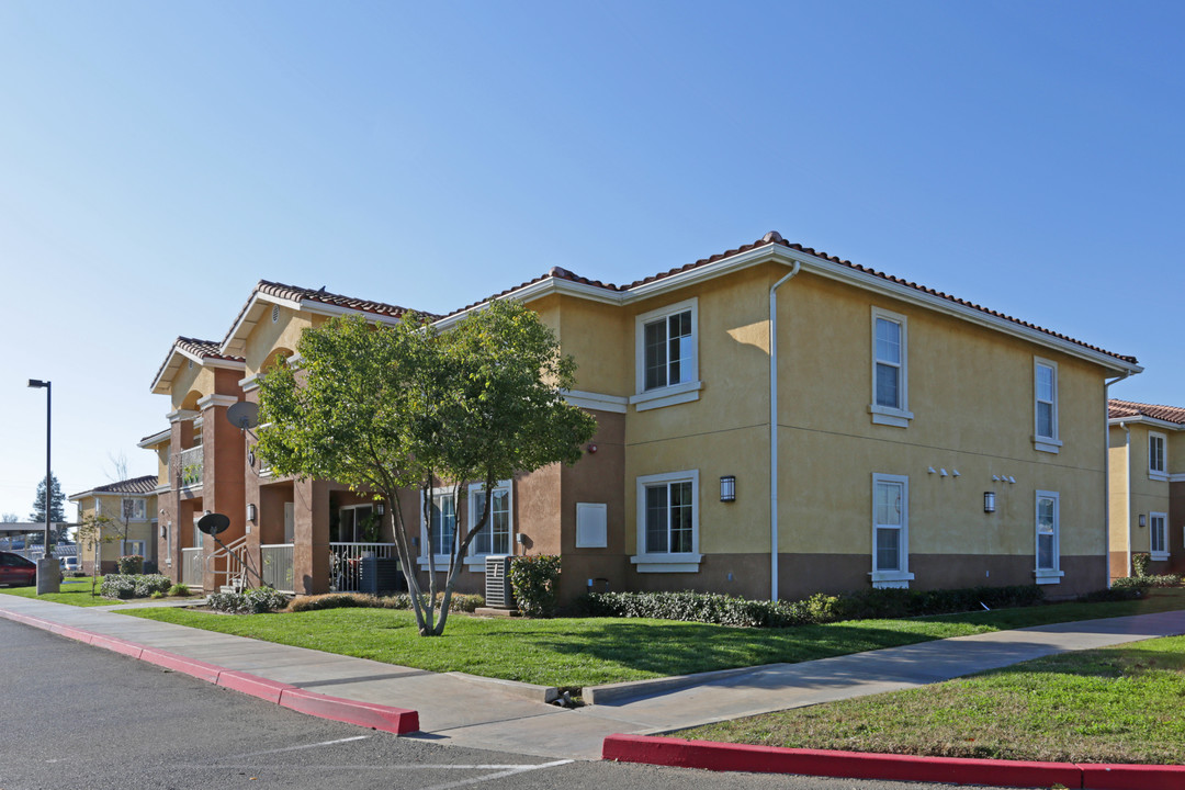 Rosewood Villas in Cutler, CA - Foto de edificio