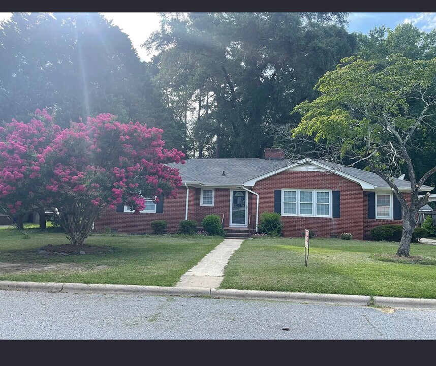 1742 Beaumont Dr in Greenville, NC - Building Photo