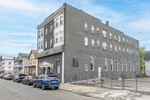 498 Hallett St in Bridgeport, CT - Building Photo
