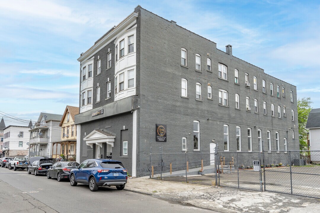 498 Hallett St in Bridgeport, CT - Foto de edificio