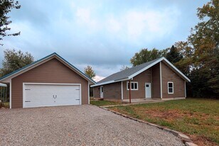 230 Langstraat Ln in Knoxville, IA - Building Photo