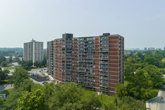 Golf View Towers 2 in Toronto, ON - Building Photo - Building Photo