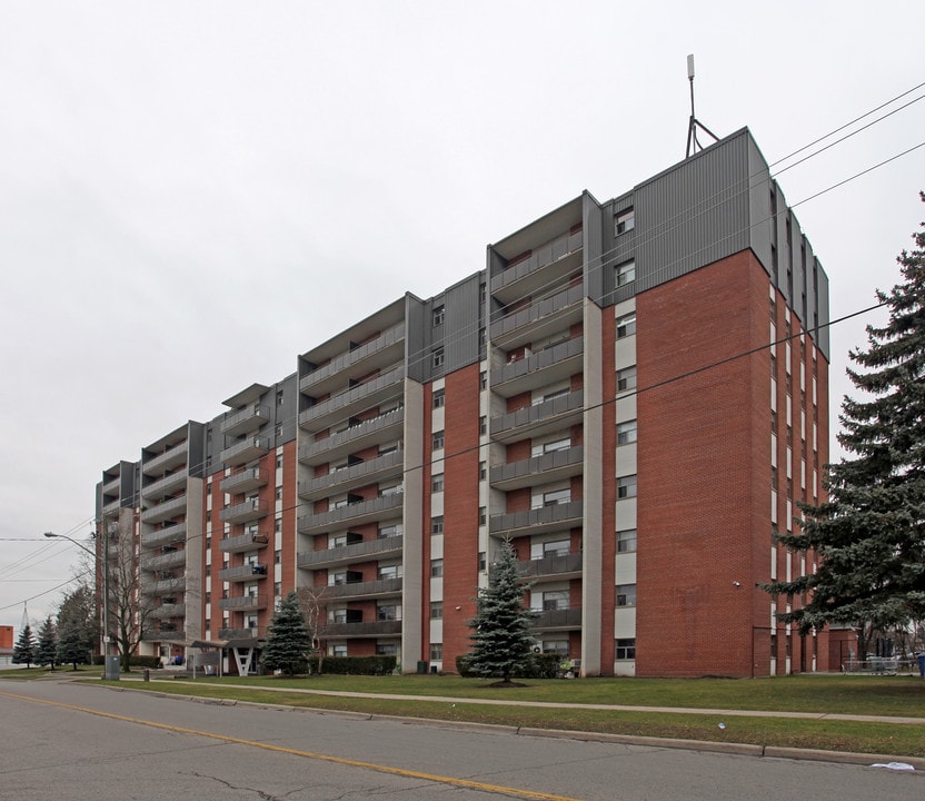 Tower On The Green in Oshawa, ON - Building Photo