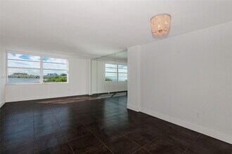 150 SE 25th Rd in Miami, FL - Foto de edificio - Building Photo