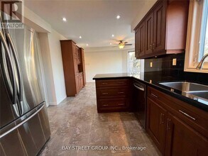 342 Carrier Ln in Oakville, ON - Building Photo - Building Photo