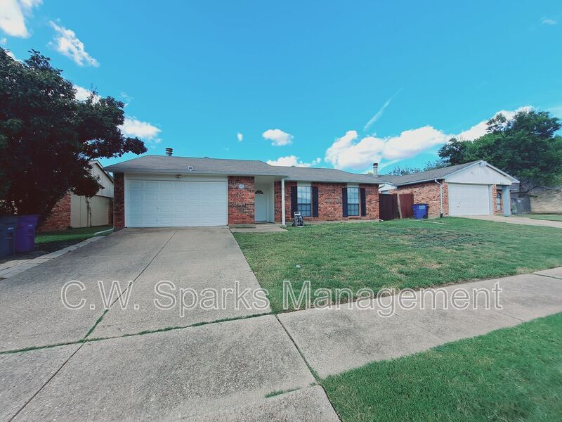 627 Valley View Dr in Allen, TX - Building Photo