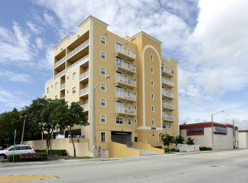 2900 NW 7th St in Miami, FL - Foto de edificio