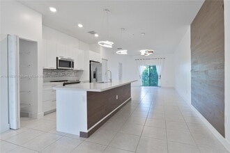 8045 NW 104th Ave in Doral, FL - Building Photo - Building Photo