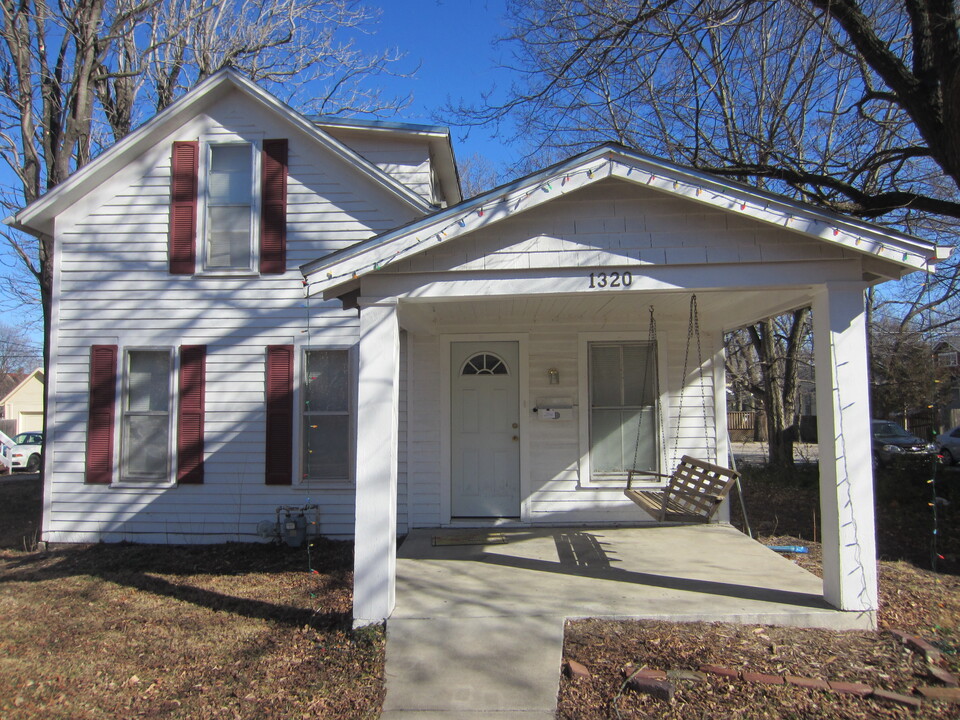 1320 Vermont St in Lawrence, KS - Foto de edificio