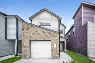 15242 Estrella Rd W in Houston, TX - Building Photo