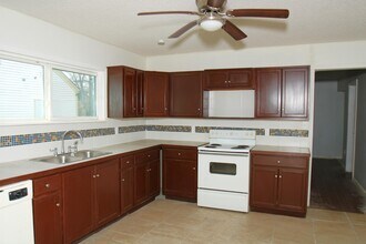 527 W 6th St in Freeport, TX - Building Photo - Building Photo