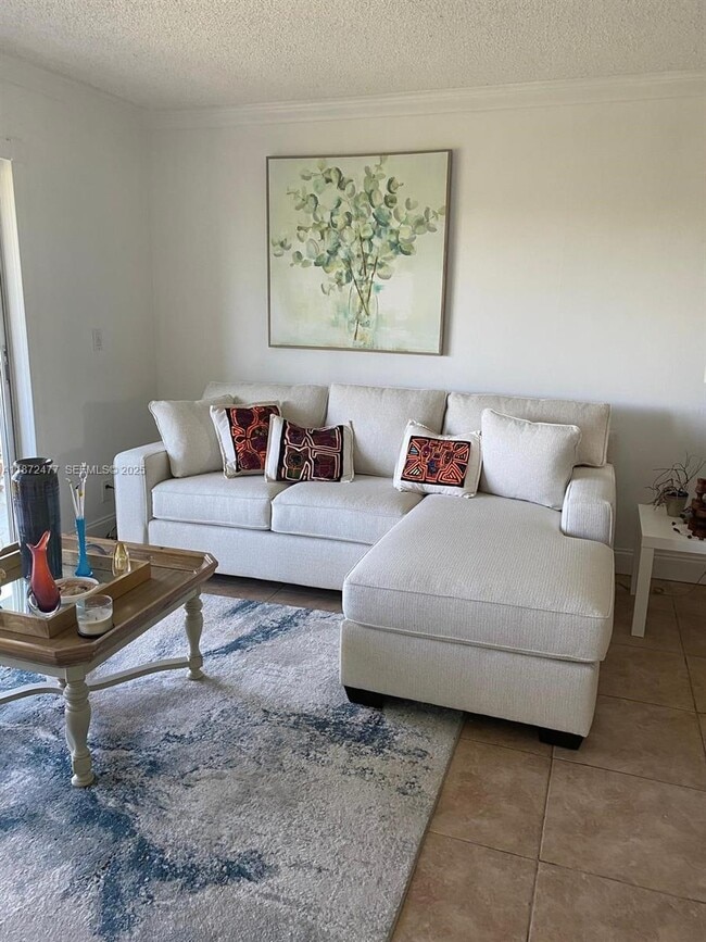 300 NE 14th Ave in Hallandale Beach, FL - Building Photo - Building Photo