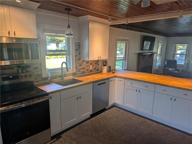 35 4th St in North Kingstown, RI - Building Photo - Building Photo