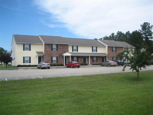 Meredith Square Townhomes in Lillington, NC - Foto de edificio - Building Photo