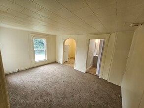 116 Oak St, Unit Apt 2 in Dowagiac, MI - Foto de edificio - Building Photo