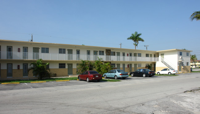 Apartamentos Diego in Miami, FL - Foto de edificio - Building Photo