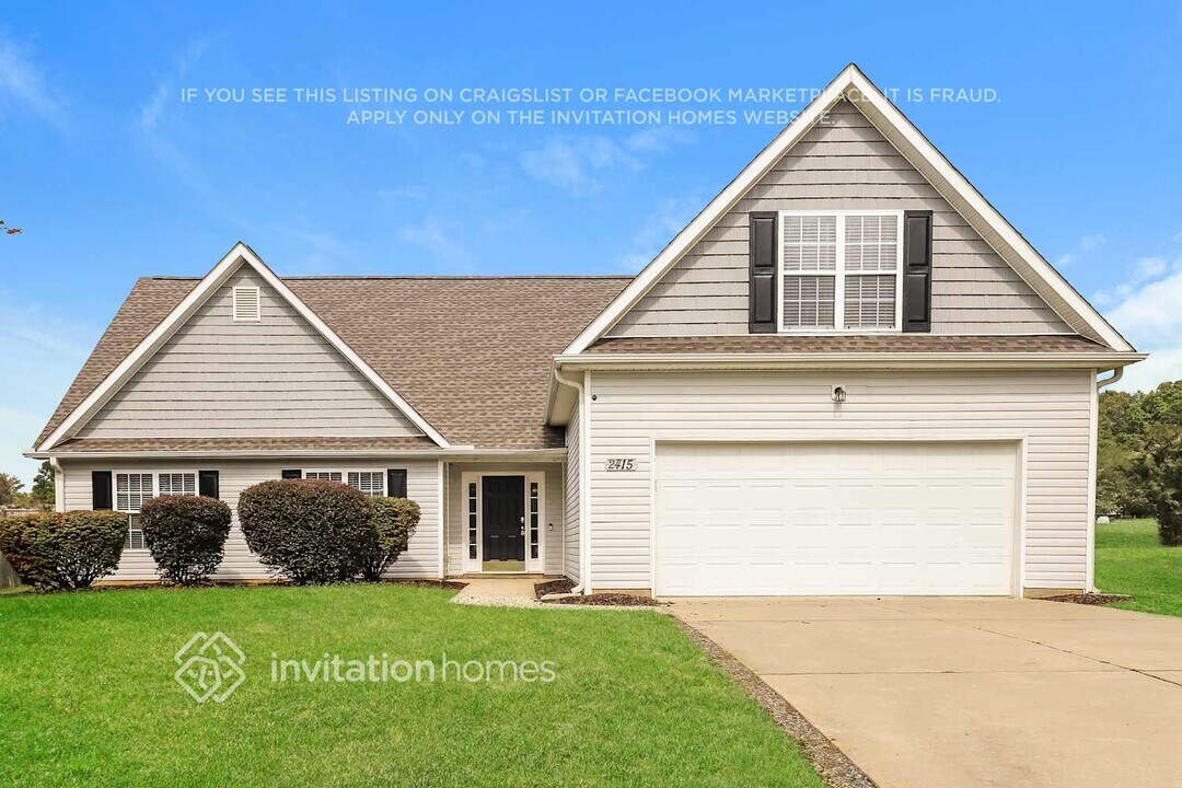 2415 Pepperstone Dr in Graham, NC - Foto de edificio