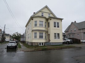 685 Cottage St in New Bedford, MA - Building Photo