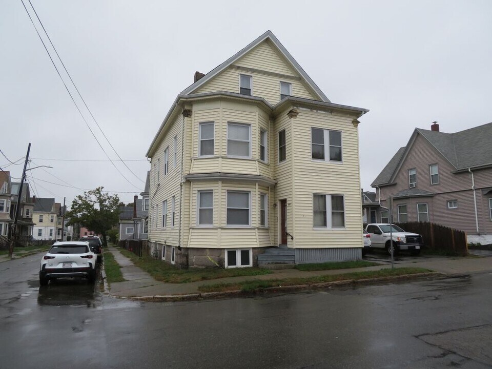 685 Cottage St in New Bedford, MA - Building Photo