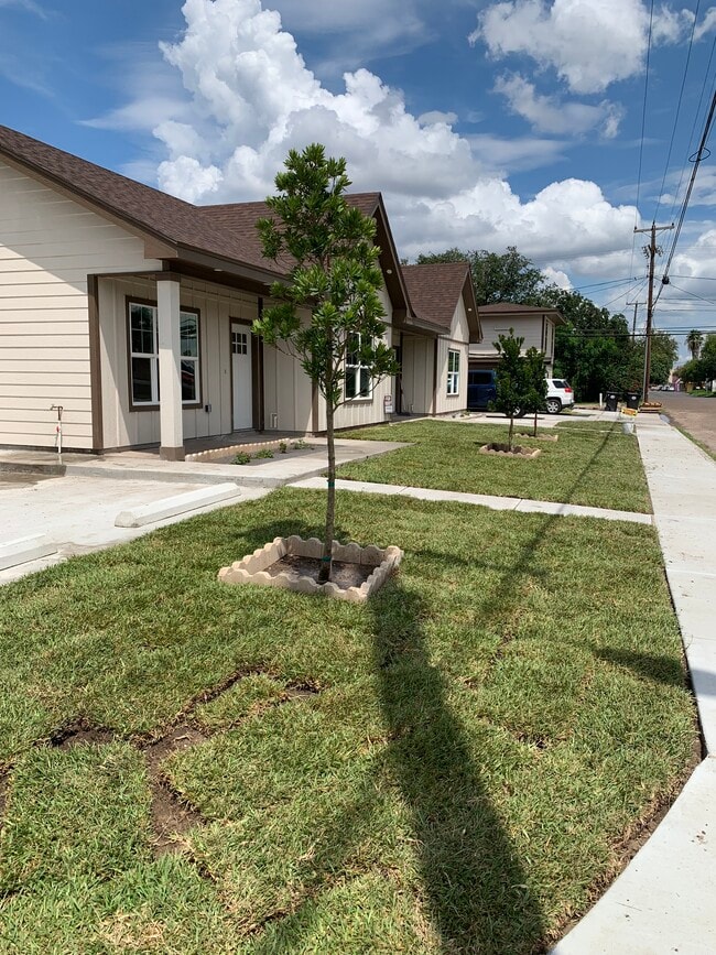 311 S Indiana Ave, Unit Apt 2 in Weslaco, TX - Foto de edificio - Building Photo