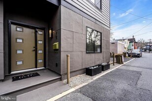 10 McCready's Alley in Lambertville, NJ - Building Photo