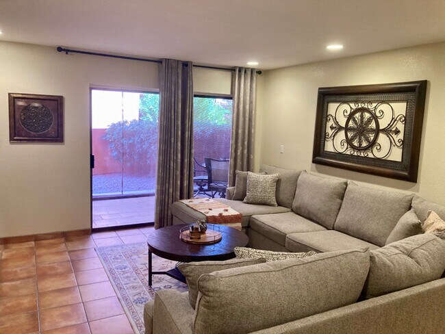 12212 N Paradise Village Pkwy W, Unit 121C in Phoenix, AZ - Foto de edificio - Building Photo