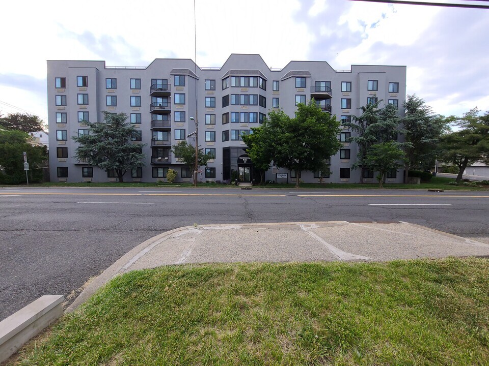 115 Polifly Rd, Unit 2F in Hackensack, NJ - Building Photo