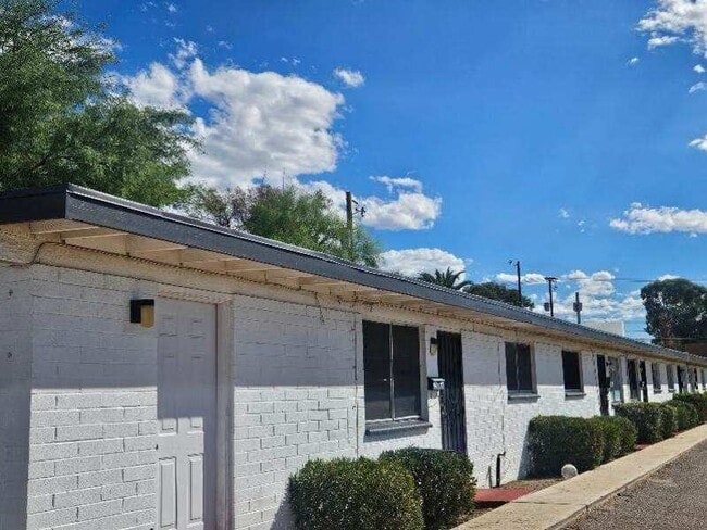 property at 4225 E Lee St