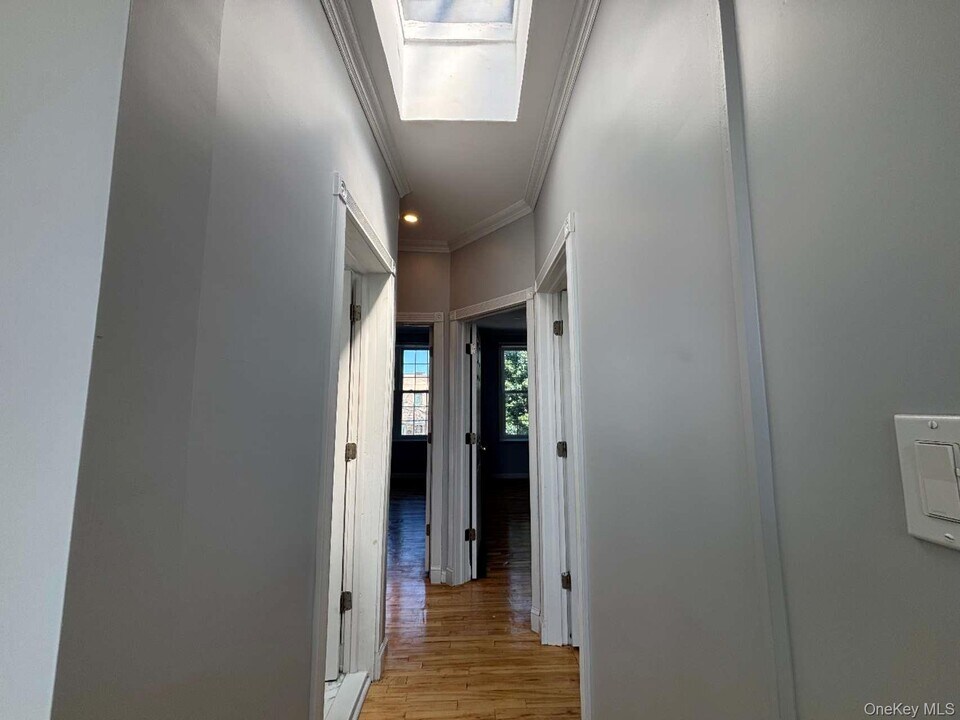 33-12 24th Ave in Queens, NY - Building Photo