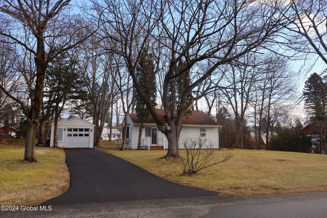 2 Charming Ln in Albany, NY - Building Photo