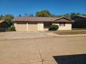 925 Crown Dr in Edmond, OK - Building Photo