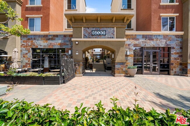 6020 S Seabluff Dr in Los Angeles, CA - Building Photo - Building Photo
