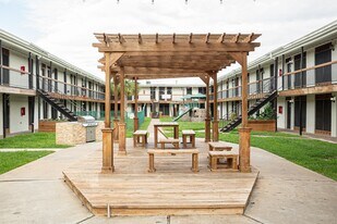 101 S Allen-Genoa Rd in South Houston, TX - Building Photo