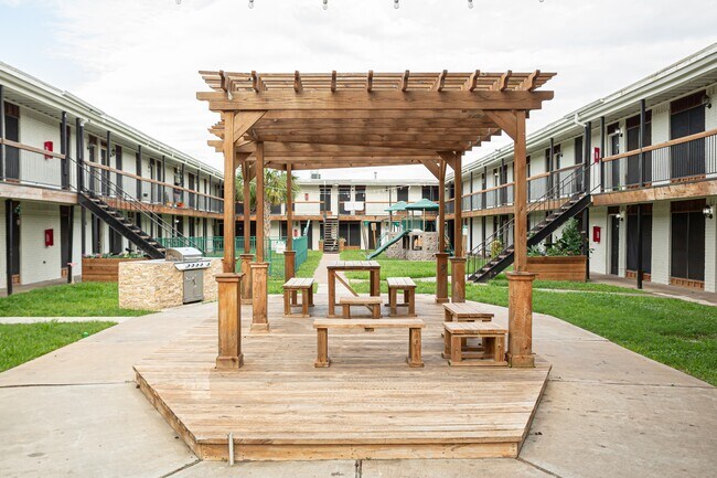 101 S Allen-Genoa Rd in South Houston, TX - Foto de edificio - Building Photo